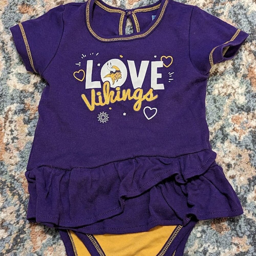 Baby Onesie NFL Minnesota Vikings love purple and yellow size 6-9 months